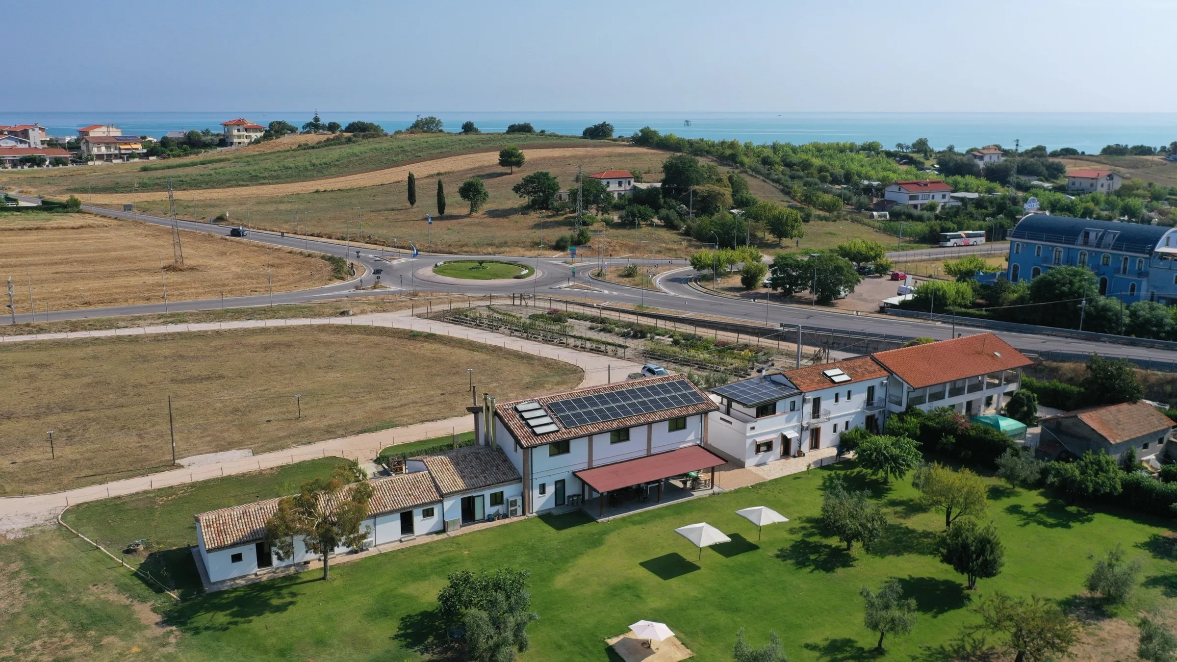 Vista aerea di Casa Tratturo tra vigneti e uliveti, con il mare della Costa dei Trabocchi sullo sfondo