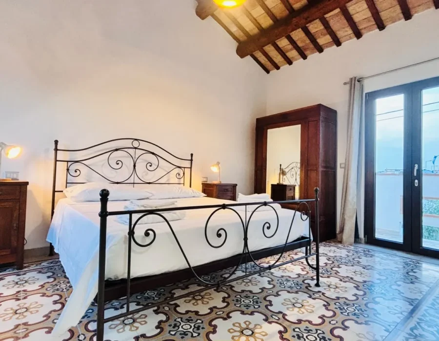 Camera nella Parte Antica con pavimento in cementine e letto in ferro battuto