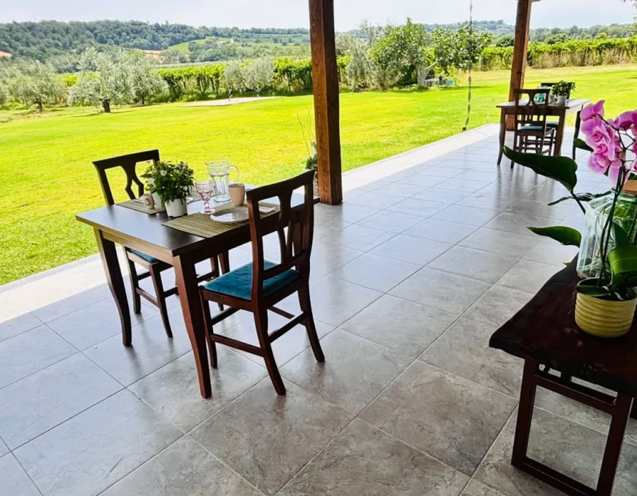 Foto della zona pranzo e della terrazza (1)